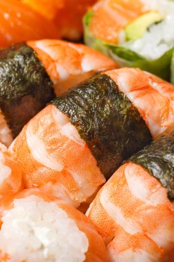 Suşi ve rulo bir paket olarak yukarıdan görüntüleyin. Japon yemekleri makro