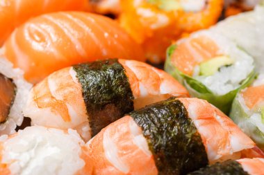 Suşi ve rulo bir paket olarak yukarıdan görüntüleyin. Japon yemekleri makro