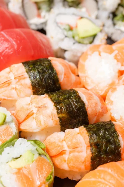 Suşi ve rulo bir paket olarak yukarıdan görüntüleyin. Japon yemekleri makro