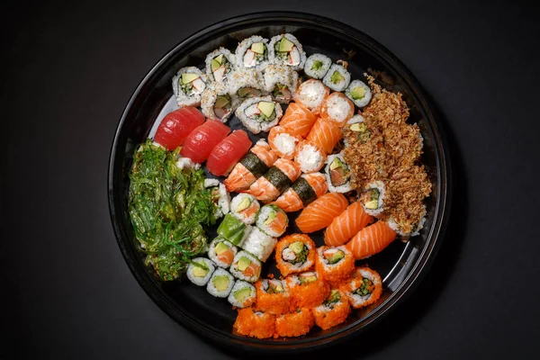 Suşi ve rulo bir paket olarak çok büyük bir set yukarıdan görüntüleyin. Japon yemekleri paket'dır