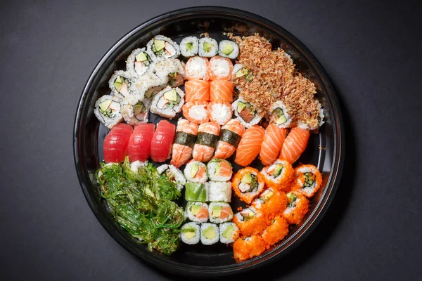 Suşi ve rulo bir paket olarak çok büyük bir set yukarıdan görüntüleyin. Japon yemekleri paket'dır