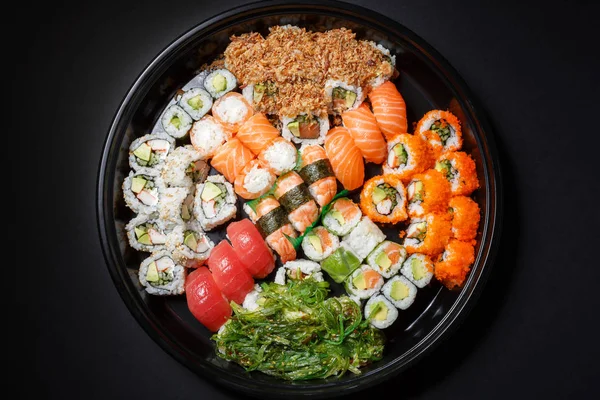 Suşi ve rulo bir paket olarak çok büyük bir set yukarıdan görüntüleyin. Japon yemekleri paket'dır
