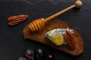 Keçi peyniri ile yukarıdan bir kalıp içine düşük bir anahtar. Fransız rustik nefis peynir.