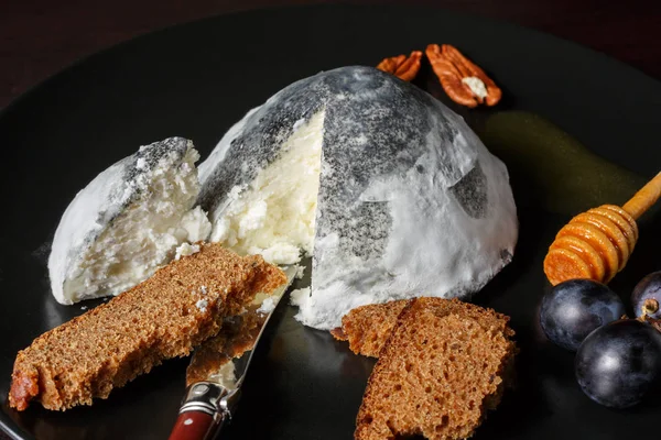 Keçi peyniri ile yukarıdan bir kalıp içine düşük bir anahtar. Fransız rustik nefis peynir.