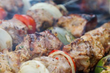 Bir barbekü ızgara sebzeli Marine et. Renk anlık metin için yer ile gıda.