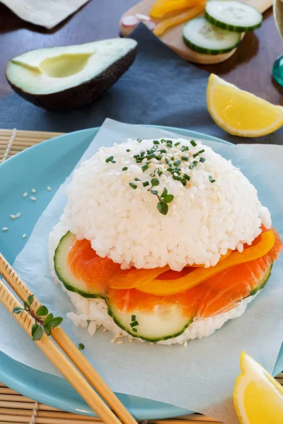 Hamburguesa de sushi sin pan ni carne. Hamburguesa de arroz blanco, salmón, lechuga, pepino. Imagen en color de los alimentos dietéticos . — Foto de Stock