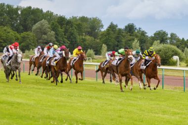 Atlar ve biniciler pist yarışlarında dörtnala sırasında. Hipodrom Fransa'nın, şehir Divonne les yasak. 14 Temmuz 2016