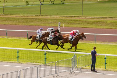 Atlar ve biniciler pist yarışlarında dörtnala sırasında. Hipodrom Fransa'nın, şehir Divonne les yasak. 14 Temmuz 2016