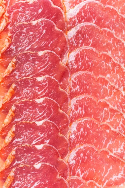 Cienkie kawałki mięsa marmuru z góry. Kolor czerwony jedzenie tła — Zdjęcie stockowe