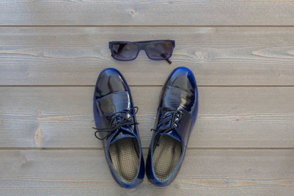 Új üzleti cipő kék befest szemközti nézet. Kép a háttér szöveg divatos cipők. — Stock Fotó
