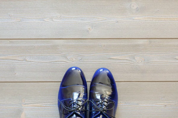 新商务鞋蓝色颜色顶视图。这些时髦的鞋与文本的背景的图像. — 图库照片