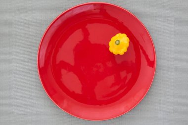 Kırmızı plaka üzerinde taze sarı patissons. Minyatür gıda.