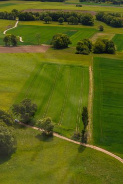Kuşbakışı manzaraları. Jura mountain yakınındaki düz doğası. Fransa. Yaz öğleden sonra çekim helikopter