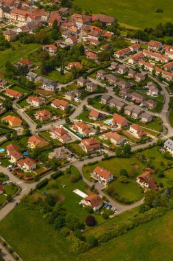 Peyzaj dağlar, köy evleri. Gökten gelen bir görünümü. Helikopter dağ Jura--dan ateş. Fransa