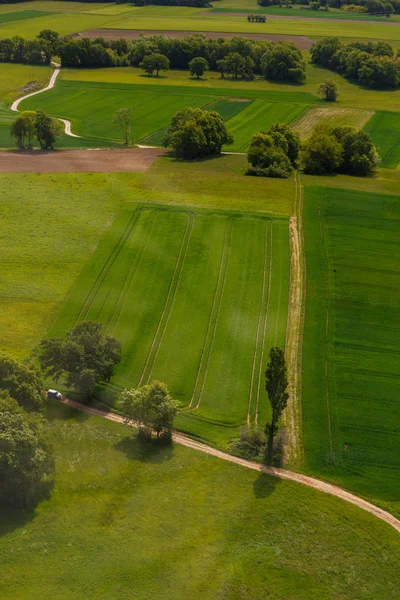 Paisajes desde una vista de pájaro. La naturaleza de la llanura cerca de la montaña Jura. En Francia. Disparos en helicóptero en la tarde de verano —  Fotos de Stock