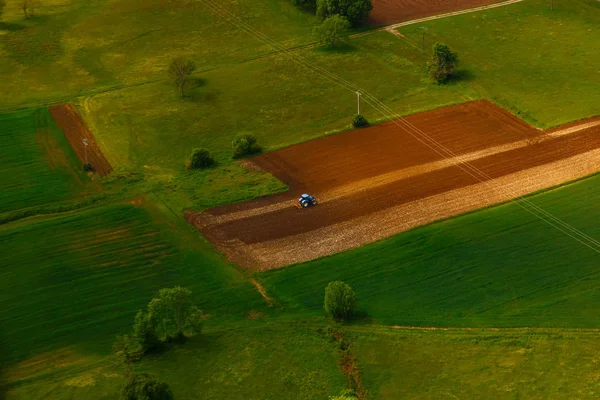 Kuşbakışı manzaraları. Jura mountain yakınındaki düz doğası. Fransa. Yaz öğleden sonra çekim helikopter — Stok fotoğraf
