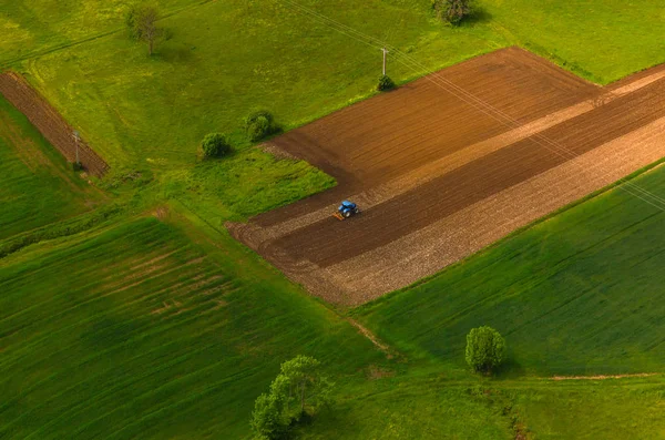 Fältet är plöjde med en traktor. Mount Joura, Frankrike. Visa från helikoptern — Stockfoto