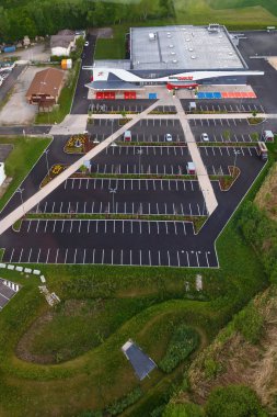 Intermarche pazarı, Peron Ain, Fransa. 14 Mayıs 2017. Yukarıdan park pazarı görünümü. Gökyüzünden yeryüzünün bir görünümü. Copter Dağı Jura'sından ateş. Fransa