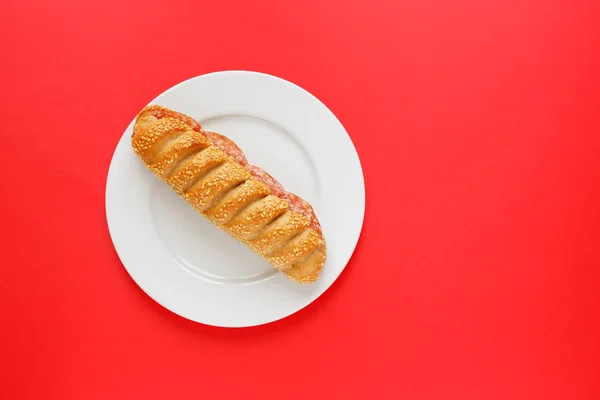 Uma sanduíche de baguete francesa num fundo brilhante. Vista superior de comida de uma imagem a cores. Comida no estilo da arte — Fotografia de Stock