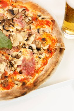 Taze İtalyan pizza jambon mantar üstten görünüm tarafından gelen.