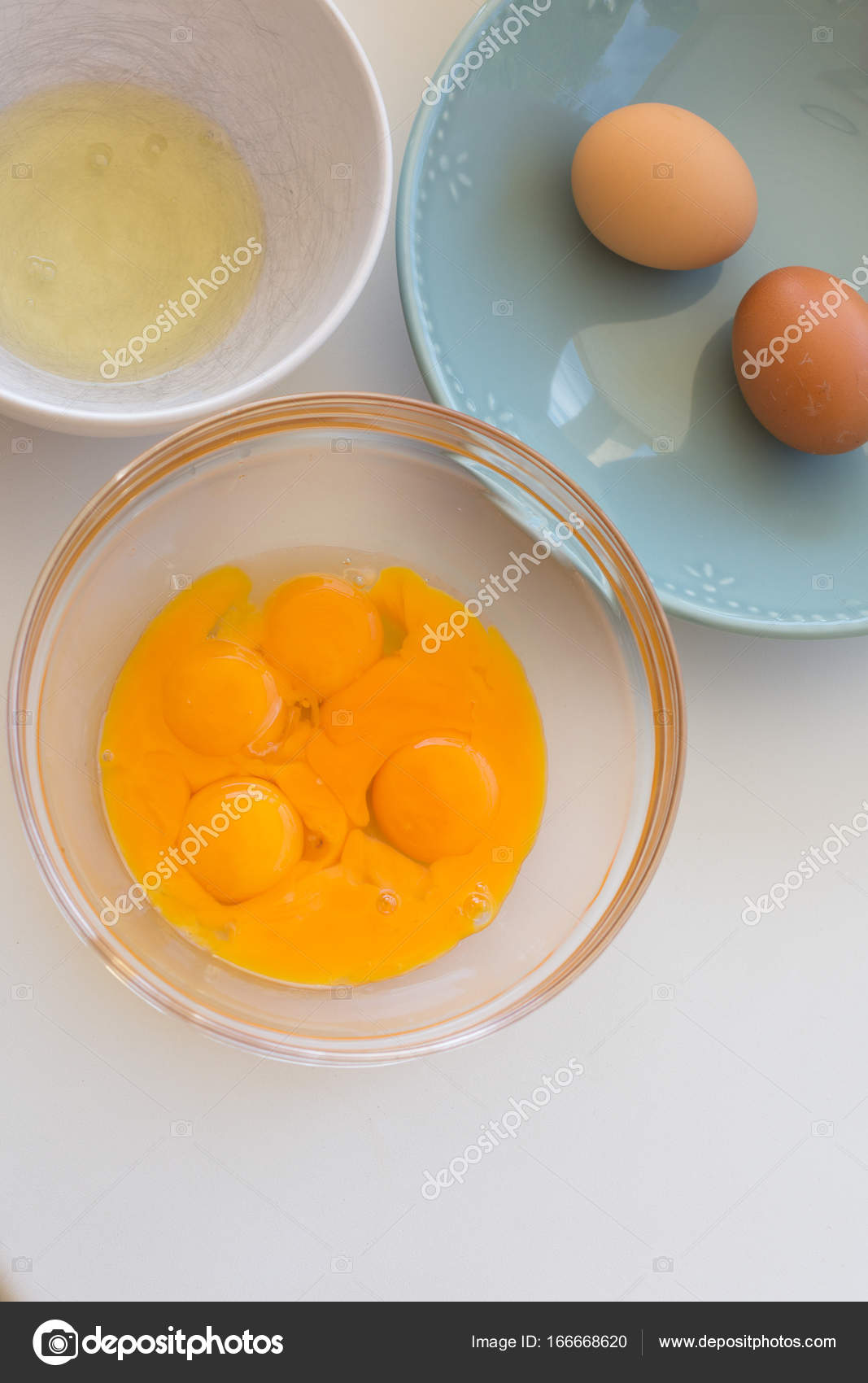 Yolks of chicken eggs in a glass bowl. view from above — Stock Photo
