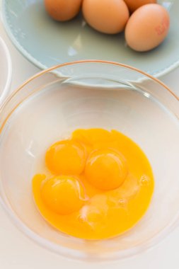 bir cam kabın içinde tavuk yumurta sarısı. Yukarıdan görüntülemek
