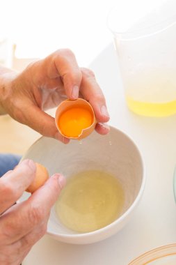 kırık yumurta. Erkek arka plandaki tabloda break yumurta gereçleri ile eller.