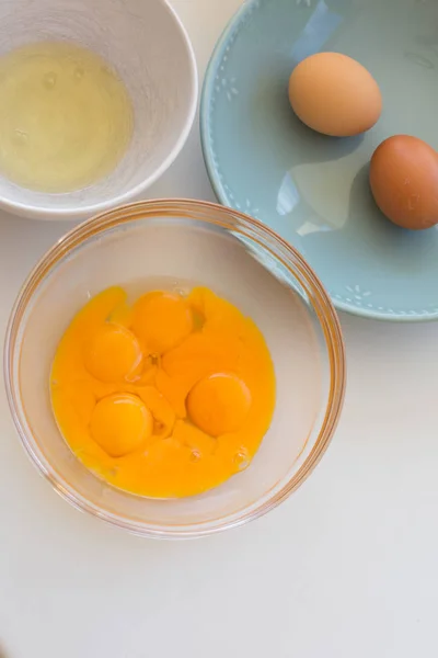 Желтки куриных яиц в стеклянной миске. вид сверху — стоковое фото