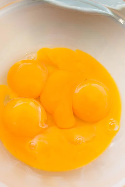 Желтки куриных яиц в стеклянной миске. вид сверху — стоковое фото