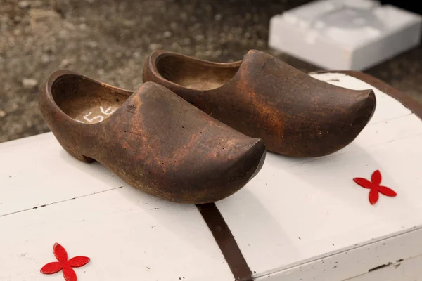 Zapatos Madera Holandeses Tradicionales Pie Pecho Mercado Pulgas Europa —  Fotos de Stock