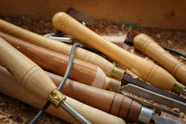 фон в коричневых бежевых тонах. резьба по дереву
