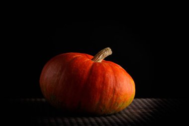 güzel parlak turuncu siyah bir arka plan üzerinde kabak. bir sebze canlı fotoğraf