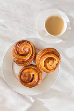 Beyaz bir plaka üzerinde Fransız tatlı hamur işleri.