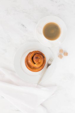 Fransızca fantezi salyangoz yukarıdan üzümlü rulo. Gıda görüntü şafak, gölgeleri ve vurguları güneş ışığı ile