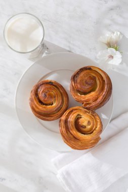 İn helezon ile kuru üzüm ve bir bardak süt yukarıdaki Fransızca fantezi alır. Gıda görüntü şafak, gölgeleri ve vurguları güneş ışığı ile