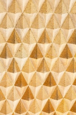 Bej dokulu arka plan ile edikula ve üçgen bir model. Dekoratif taş duvar parçası