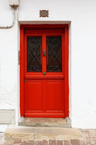 Entrance to the building. beautiful old wooden door of European style. — Stock Photo, Image