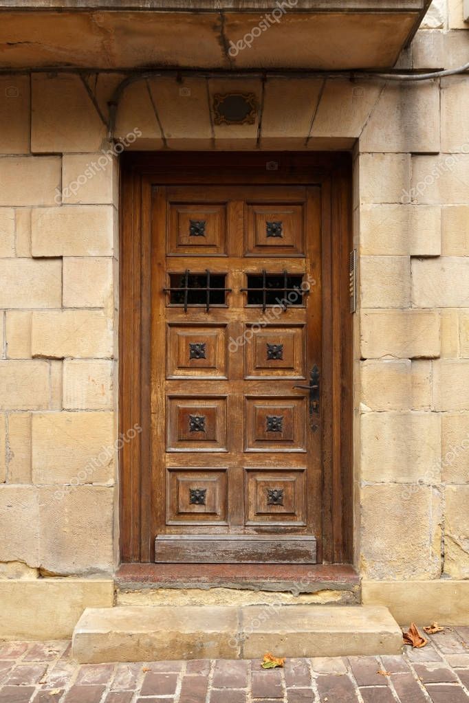 entrada al edificio. hermosa puerta de madera antigua de estilo europeo