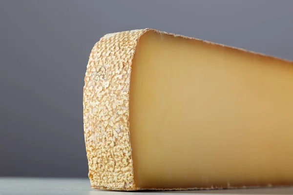 一大块瑞士奶酪 — 图库照片