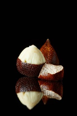 siyah bir zemin üzerine yılan meyve. güzel yenilebilir egzotik meyve. vegans için gıda