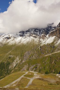 dağın karla kaplı Alpler ile tepesinde. güzel kış dağ manzarası