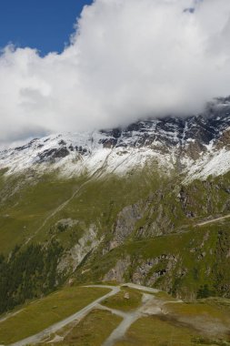dağın karla kaplı Alpler ile tepesinde. güzel kış dağ manzarası