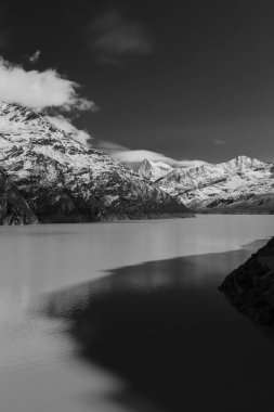 güzel dağ manzarası. İsviçre Alpleri dağ başında kar ile. siyah beyaz resim manzara
