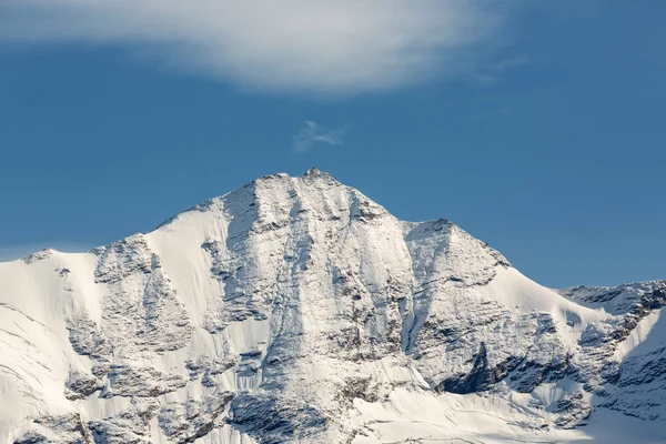 山顶上有积雪覆盖的阿尔卑斯山 美丽的冬天山风景 — 图库照片