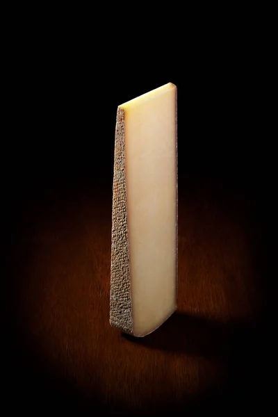 Великий Шматочок Швейцарського Сиру Чорному Тлі Вид Збоку Молочний Продукт — стокове фото
