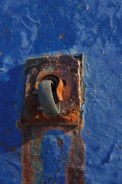 Doğal soyut doku çatlaklar ve çizikler ile arka plan renkli. Bir eski paslı tekerlek su ve saate göre yok. Bir tekne bölümünün parlak renkli yüzey