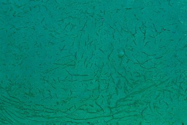 Doğal soyut doku çatlaklar ve çizikler ile arka plan renkli. Eski boya su ve saate göre yok. Parlak renkli yüzey.