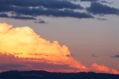 yağmurdan önce gökyüzünde koca bulutlar. Sunset horizon ile. koyu mavi gökyüzü. insanlar olmadan doğanın görüntü