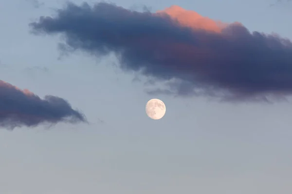 yağmurdan önce gökyüzünde koca bulutlar. Sunset horizon ile. koyu mavi gökyüzü. insanlar olmadan doğanın görüntü