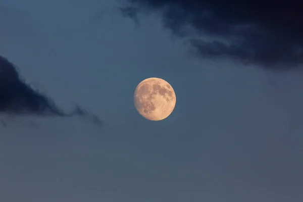 Dolunay ile koyu mavi gökyüzü. insanlar olmadan doğanın görüntü